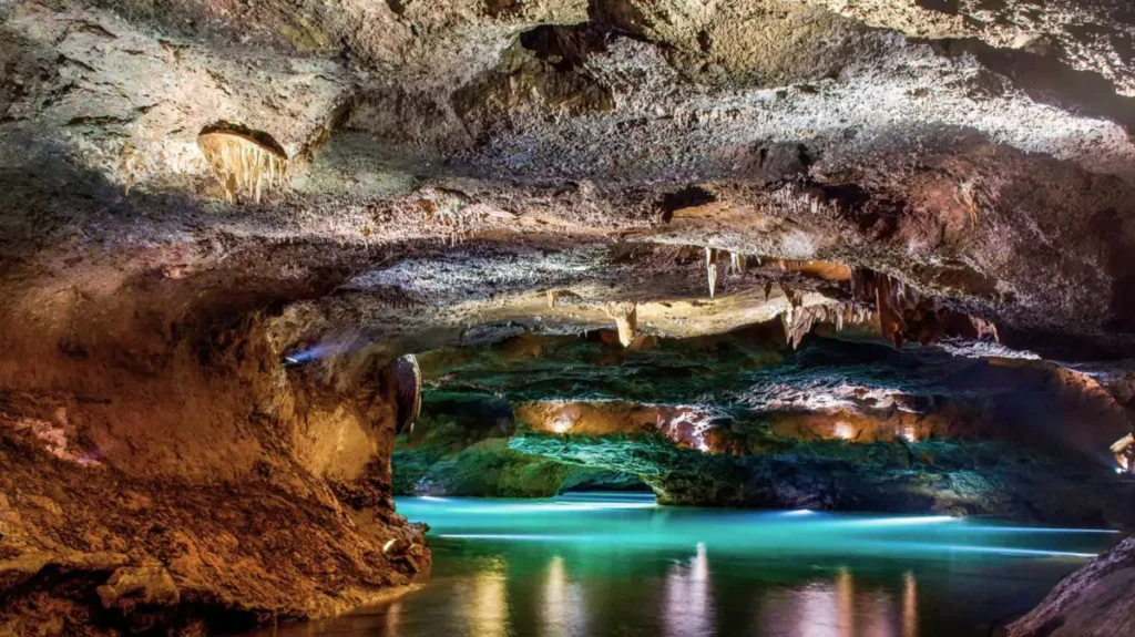 El río subterráneo navegable más largo de Europa está en España y guarda pinturas de 17.000 años image coves de sant josep ff798149 085046 260909085417 1200x674