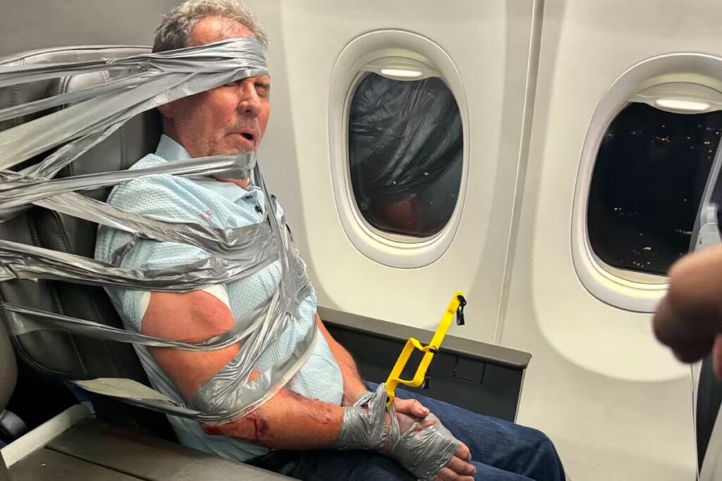 Un pasajero atacó a la tripulación en pleno vuelo y terminó atado a su asiento image el agresor fue reducido por un grupo de BKAT5KBXEBDPHKHABJTQDK3EZQ