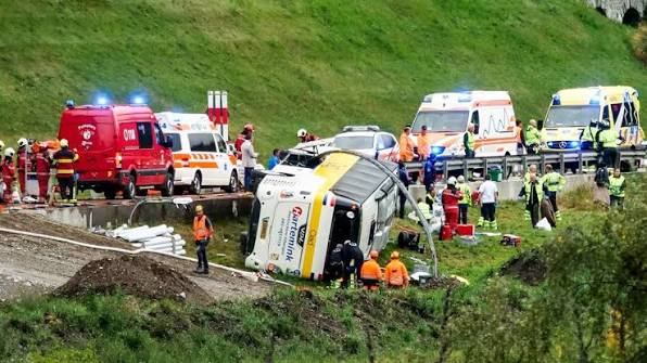 Un autobús turístico volcó en los Alpes suizos y dejó varias víctimas mortales image images 2026 09 13T104053.653