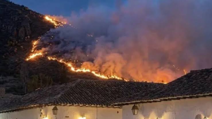 Un incendio avanza sobre Villa de Leyva y amenaza a una joya turística de Colombia image images 2026 09 23T095711.830