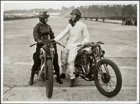 Theresa Wallach y Florence Blenkiron: las mujeres que cruzaron el Sahara en moto en 1934 image images