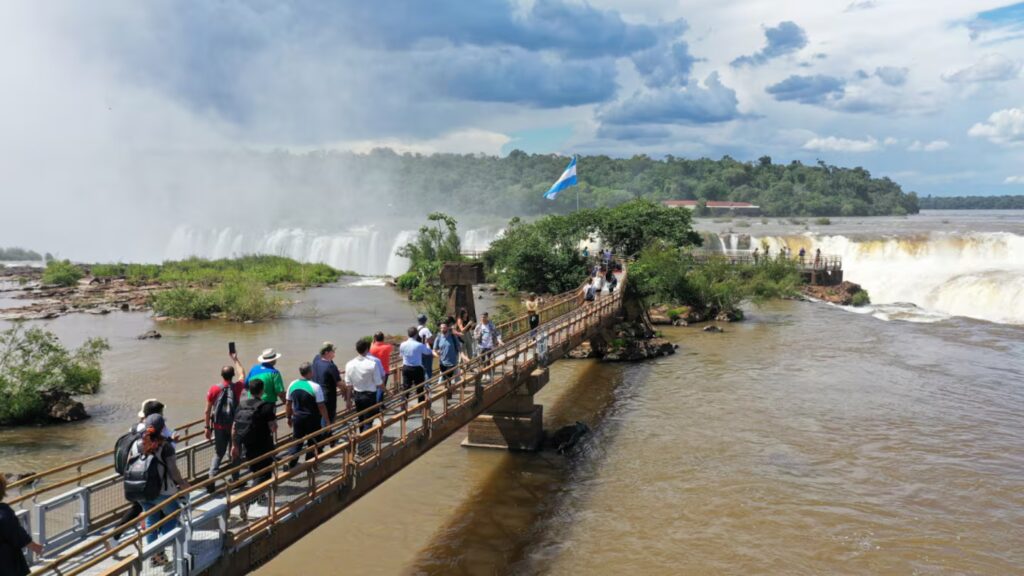 image se esta cerca de las cataratas de iguazu foto argentinagobar PWPV5DSLNZB4TPRIXM6JK5WL7Y
