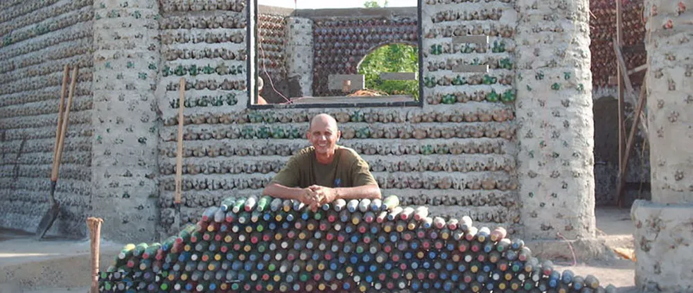 image un constructor convirtio botellas plastico ladrillos arena y cinco anos construyo casi una docena casas 1