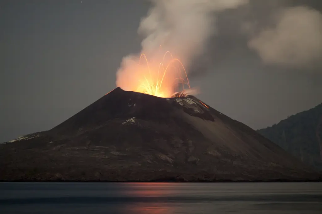 El Anak Krakatoa entra en erupción y paraliza parte del tráfico aéreo de Indonesia image volcan anak krakatoa erupcionando 0657baab 260907103052 1280x853