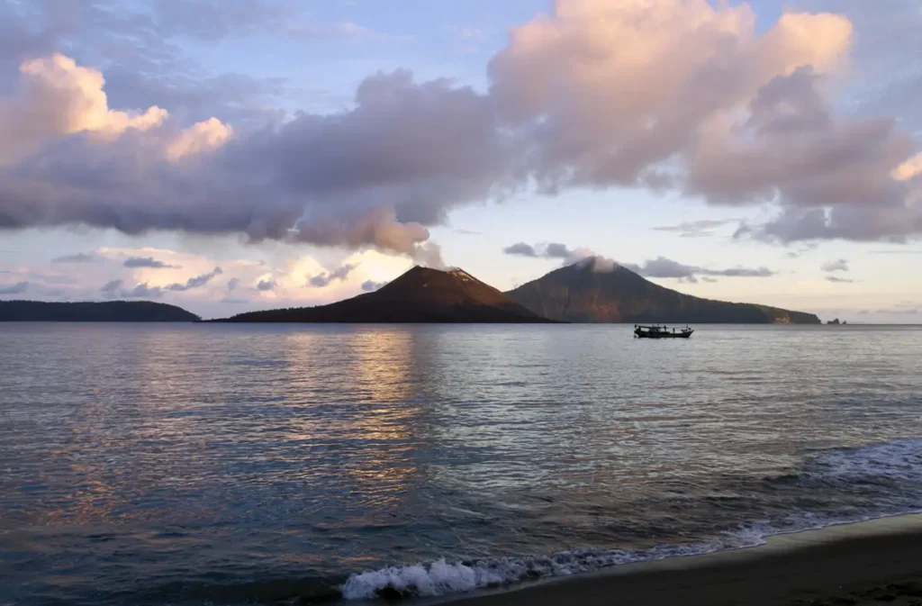 El Anak Krakatoa entra en erupción y paraliza parte del tráfico aéreo de Indonesia image volcan anak krakatoa 63f74295 260907114050 1200x789