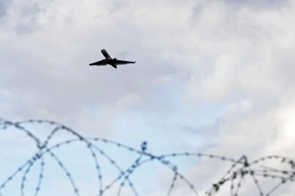 Hallaron restos del avión desaparecido frente a Nantucket y buscan a sus seis ocupantes image La Guardia Costera de EE.UU . localiza restos del avion desaparecido frente a Nantucket