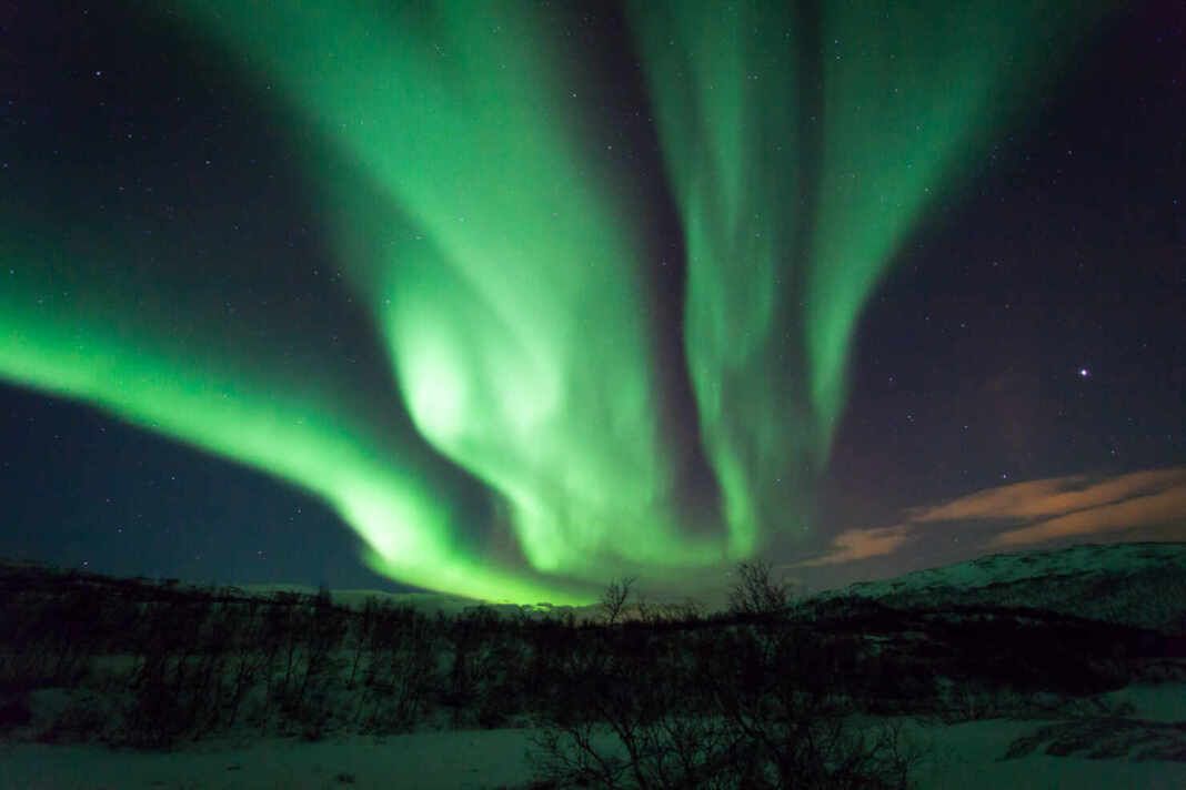 Northern_Lights_-_Aurora_Borealis_Norway_RingvassC3B8ya_TromsC3B8-1068x712