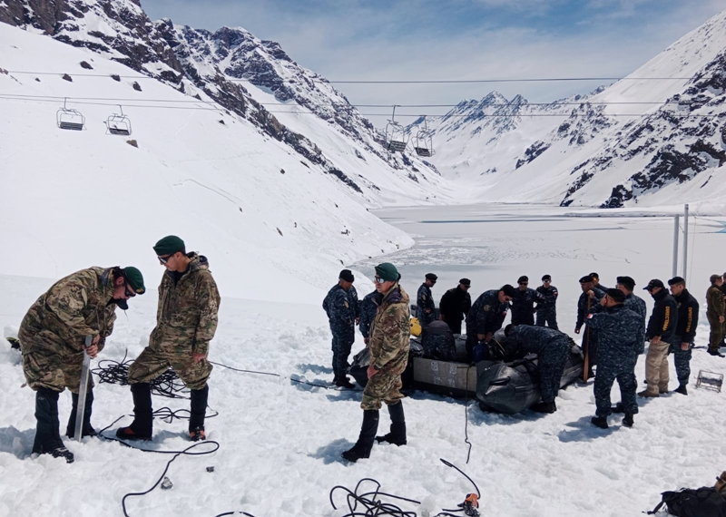 Retoman la búsqueda del tercer andinista desaparecido en la Laguna del Inca tras una avalancha image busqueda 1