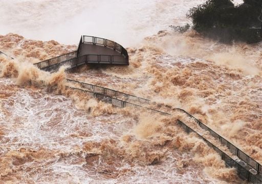 image cataratas del iguazu permanecen cerradas por la extraordinaria crecida y danos en las pasarelas argentina brasil garganta del diablo lluvia rio 1698743353106 512