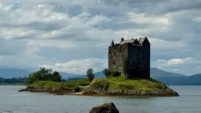 La isla deshabitada de Escocia que se vende por 400.000 euros y solo tiene acceso por mar image imagen archivo isleta medio lago escoces 152