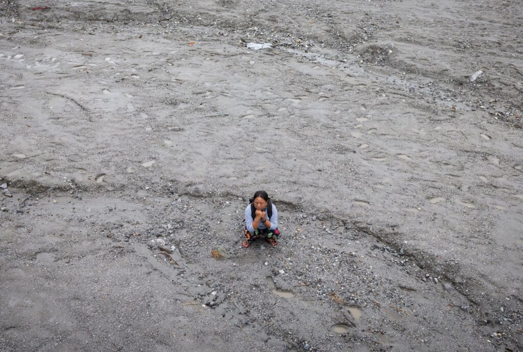 image kalpana thapa magar de 43 anos posa sobre el barro que sepulto su casa tras las inundaciones y los aludes en nepal foto reuters DFMSEIQN2E5LLA4QMDQD3OE6CM