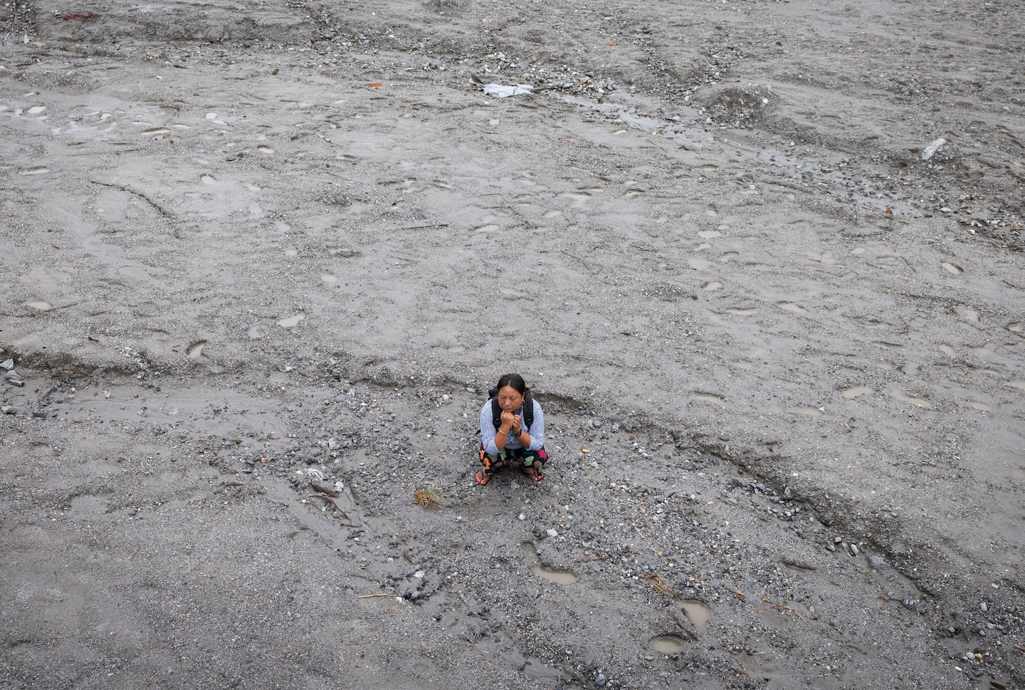 kalpana-thapa-magar-de-43-anos-posa-sobre-el-barro-que-sepulto-su-casa-tras-las-inundaciones-y-los-aludes-en-nepal-foto-reuters-DFMSEIQN2E5LLA4QMDQD3OE6CM