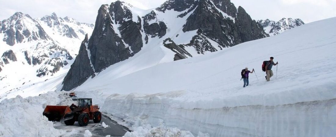 1076128-senderistas-varados-en-Col-du-Tourmalet_tn1250x530y