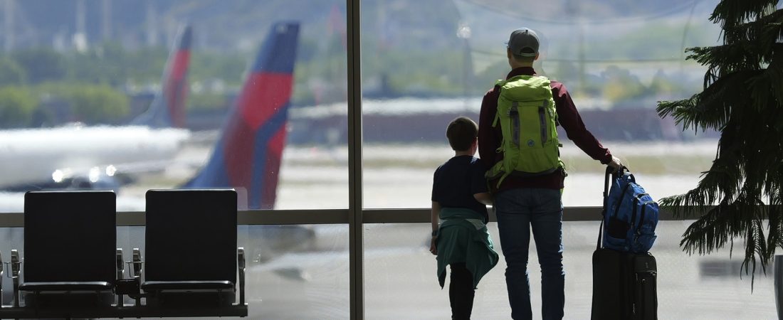 ARCHIVO - Pasajeros observan desde una ventana del Aeropuerto Internacional de Salt Lake City, el 24 de mayo de 2024. (AP Foto/Rick Bowmer, Archivo)