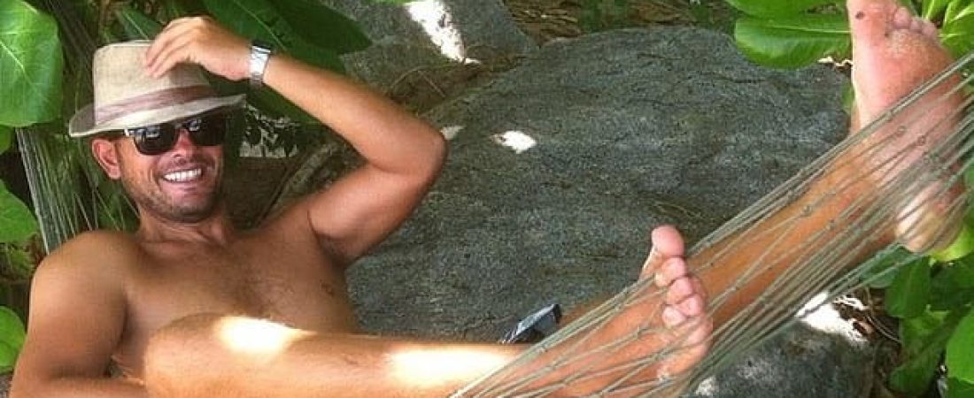 17074410-7339593-Less_Bragg_41_reportedly_swore_after_hearing_his_connecting_flig-a-194_1565313359658