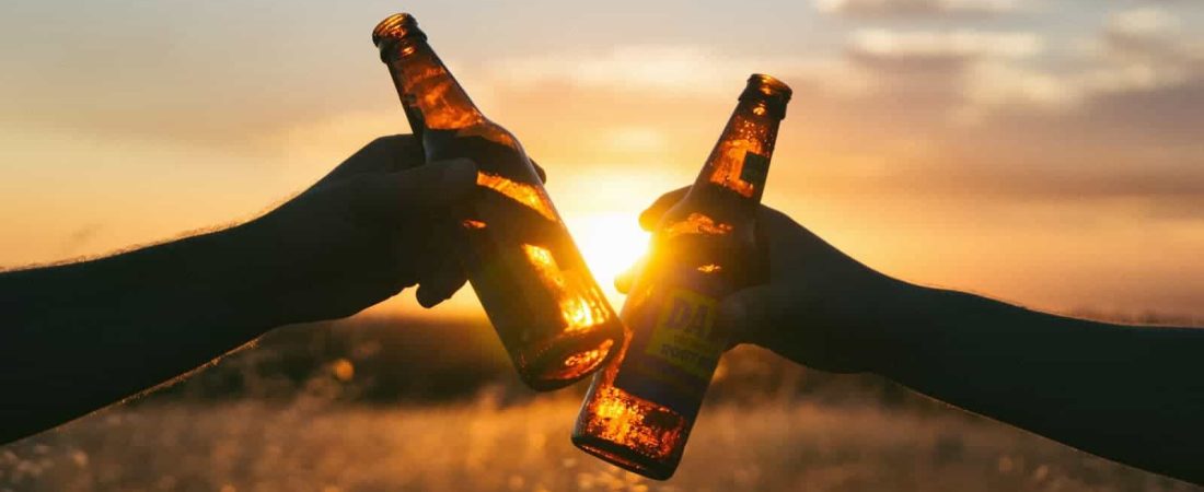 atardecer cerveza botellas