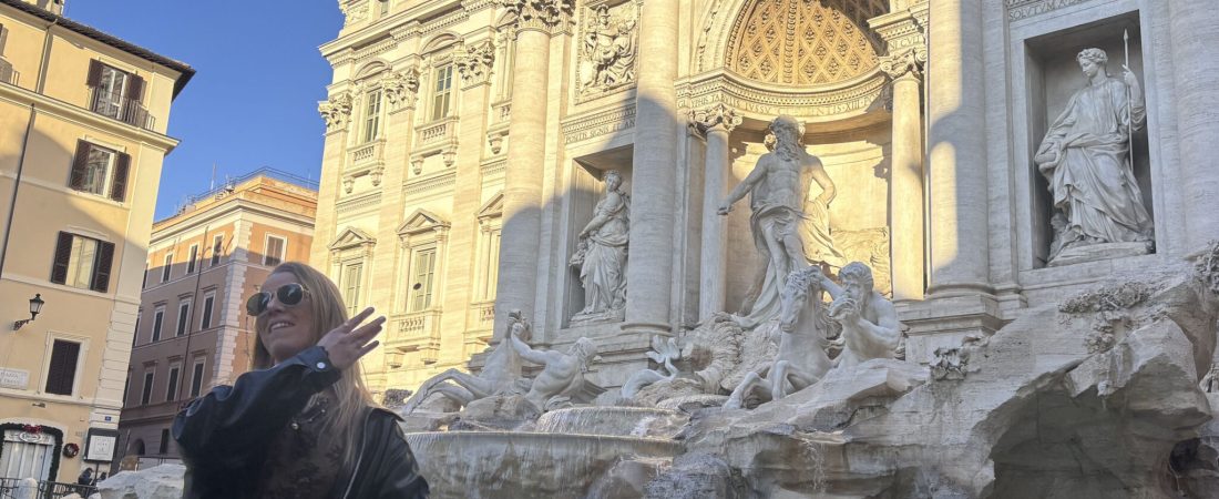 ROMA, 02/02/2026.- Dos euros, two euro, due euro": Los trabajadores de la Fontana di Trevi no han dejado de repetirlo este lunes en el emblemático monumento de Roma, que desde hoy es de pago para verlo de cerca, en un día en que la polémica se ha instalado entre los visitantes, sobre todo entre los últimos que entraron gratis y los primeros en pagar la inédita tarifa. EFE/Carlos Expósito