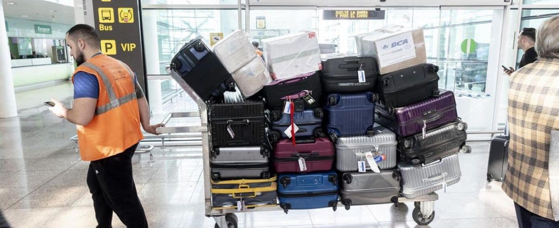 El Prat 10/11/2022 Maletas perdidas y vuelos cancelados o con retrasos principales denuncias de los clientes de las compañías aéreas En la foto, trabajadores del aeropuerto transportan carros con maletas en la T1 del aeropuerto del Prat Foto de Ferran Nadeu