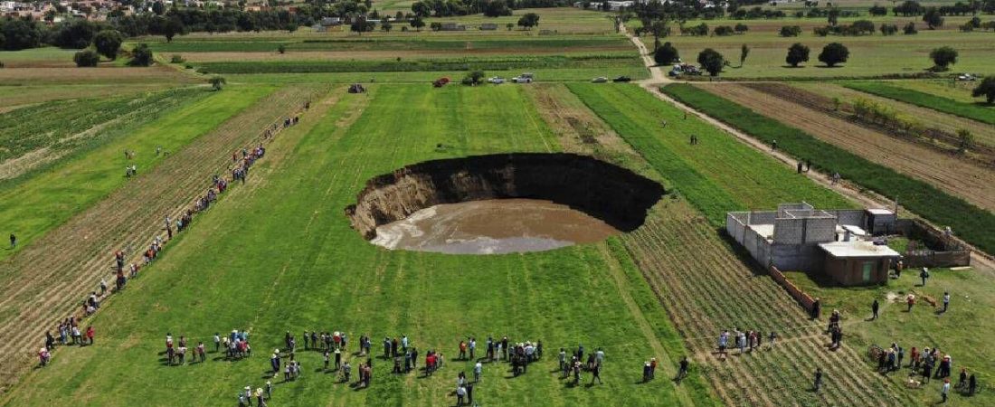 Un enorme sumidero de 60 metros apareció de la nada en México