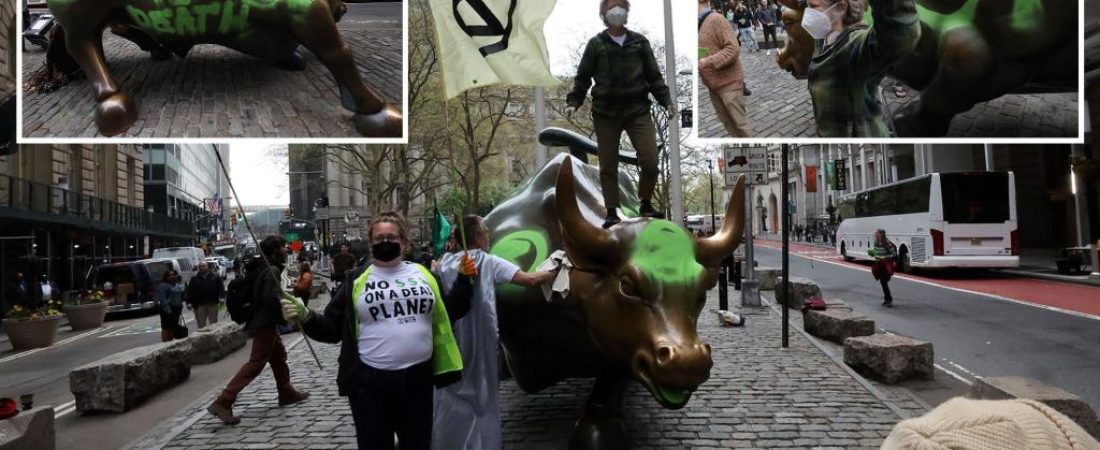 Activistas-ambientales-pintan-el-toro-de-Wall-Street-en-protesta-intriper.jpg