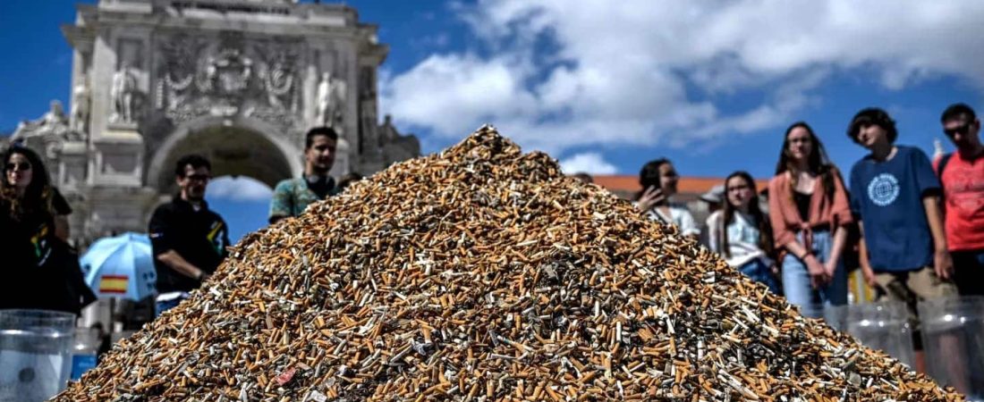 Activistas crean una gran montaña de 650.000 colillas de cigarrillo en una plaza de Lisboa-1