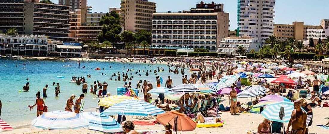 Advertencia-por-nuevas-reglas-estrictas-para-turistas-en-Espana-intriper.jpg