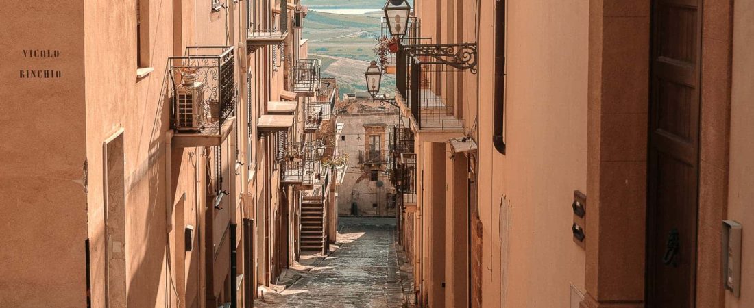 Airbnb busca un viajero para hospedarse en una casa en Sicilia sin pagar alquiler durante un año-1