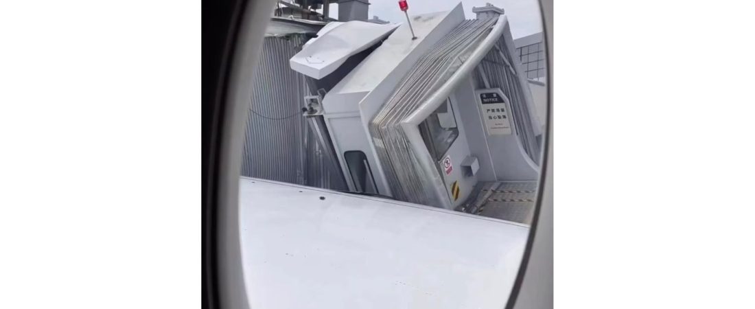 Airbus-A350-da-China-Eastern-bate-duas-vezes-em-passarela-de-embarque-em-Xangai-atinge-motor-Rolls-Royce-avaliado-em-ate-R-150-milhoes-e-abre-investigacao-sobre-falha