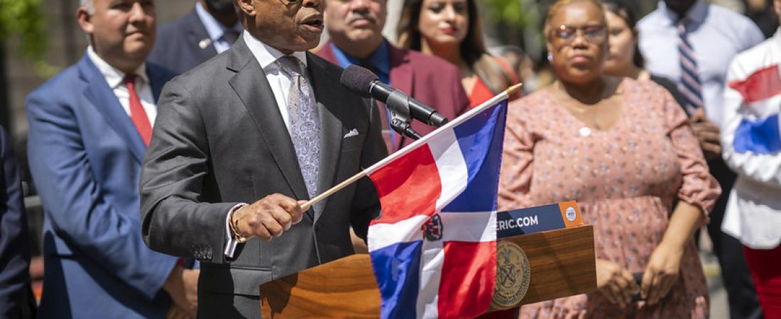 Alcalde-Adams-viaja-a-Republica-Dominicana-tras-retiro-de-cargos-intriper.jpg