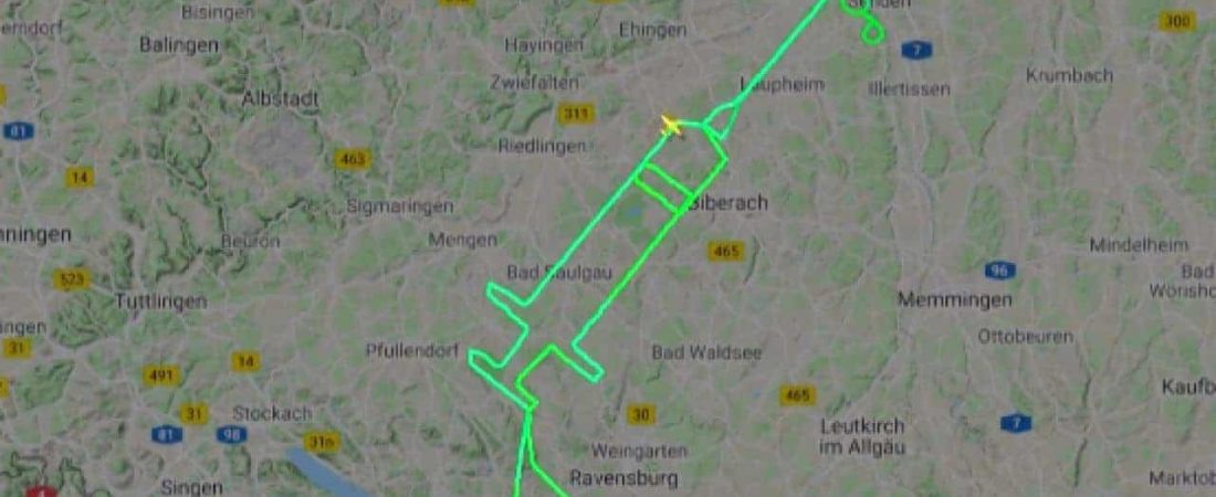 Alemania Piloto traza un recorrido en forma de jeringa en el cielo para celebrar el comienzo de la vacunación contra el COVID-19 en Europa 1