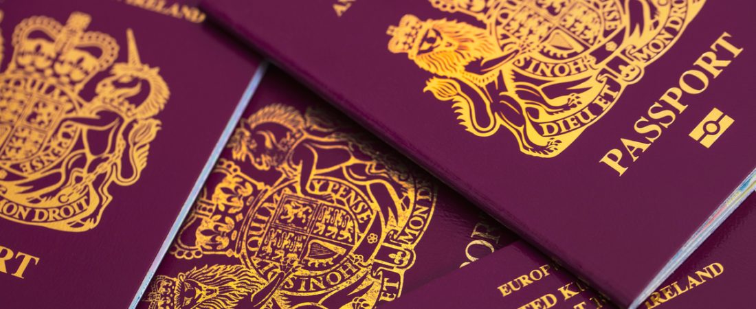 Alerta-para-britanicos-con-pasaporte-rojo-antes-del-verano-intriper.jpg