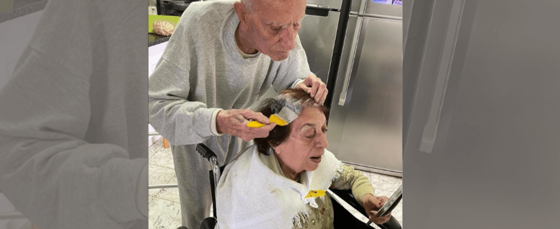 Amor en tiempos de coronavirus Tiene 92 años y emociona a todos con su gesto de teñir el pelo de su mujer 3