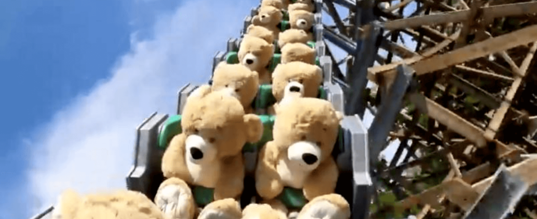 Antes de su reapertura, un parque de diversiones realizó la prueba de las montañas rusas con un grupo de ositos de peluche 1