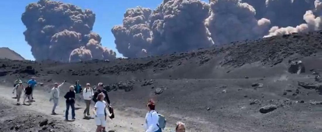 Asi-turistas-huyeron-tras-erupcion-de-volcan-Etna-