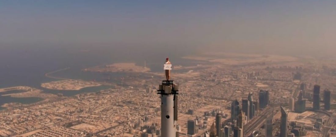 Asistente de vuelo de Emirates se situó en lo alto del Burj Khalifa de Dubai para promocionar la aerolínea con los viajeros