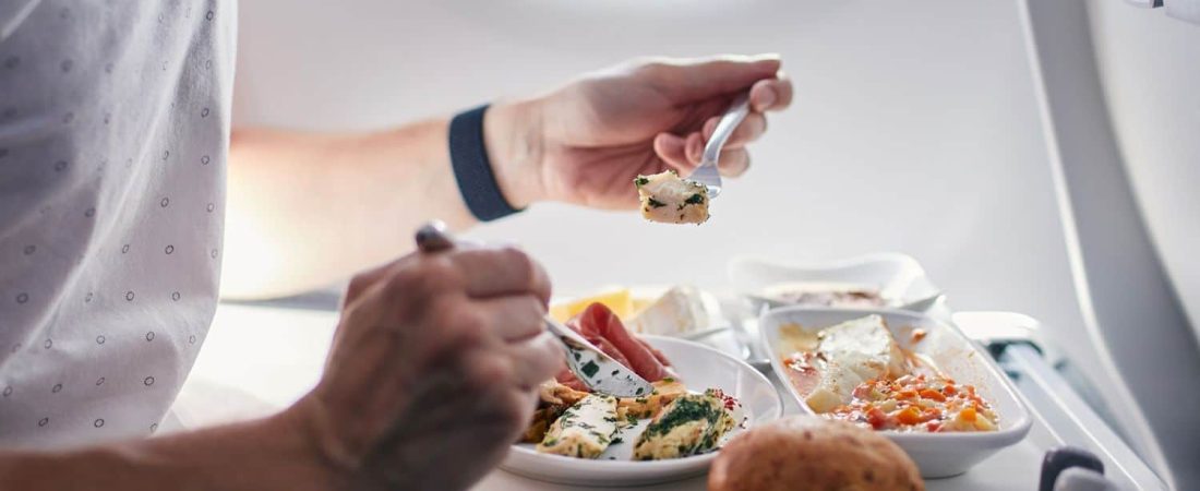 Avion-regresa-por-pasajero-furioso-con-comida-durante-el-vuelo-intriper.jpg