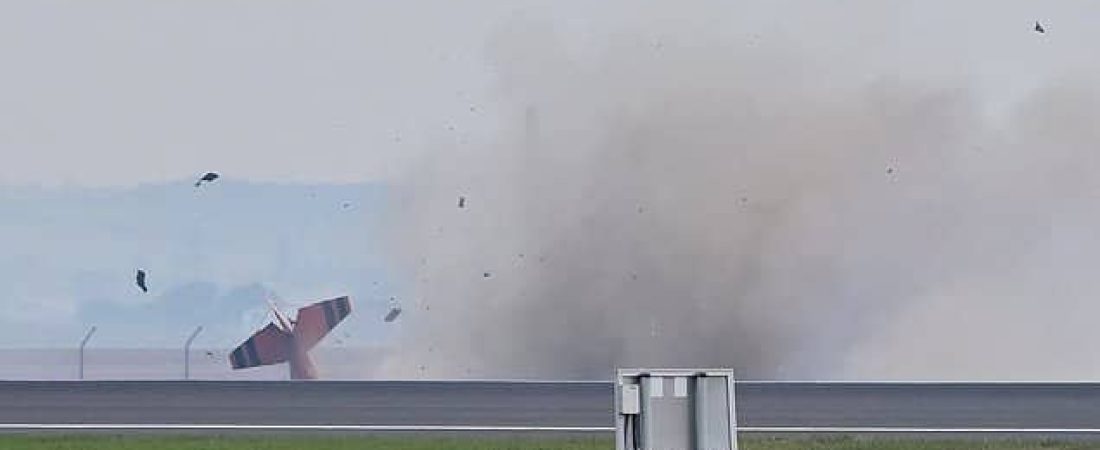 Avion-se-estrella-durante-show-aereo-en-Avalon-causando-panico-intriper.jpg