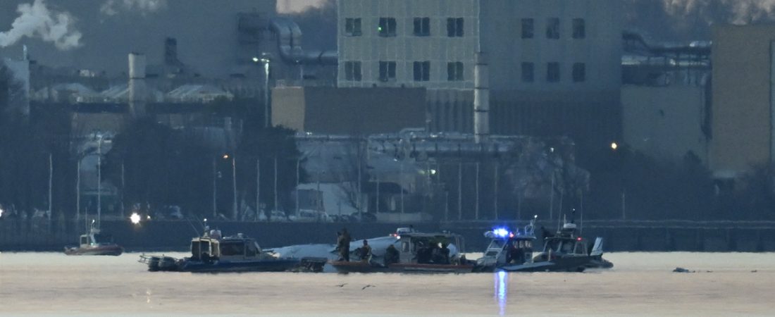 Bomberos-relatan-mision-tras-tragico-accidente-de-avion-de-American-Airlines-intriper.jpg