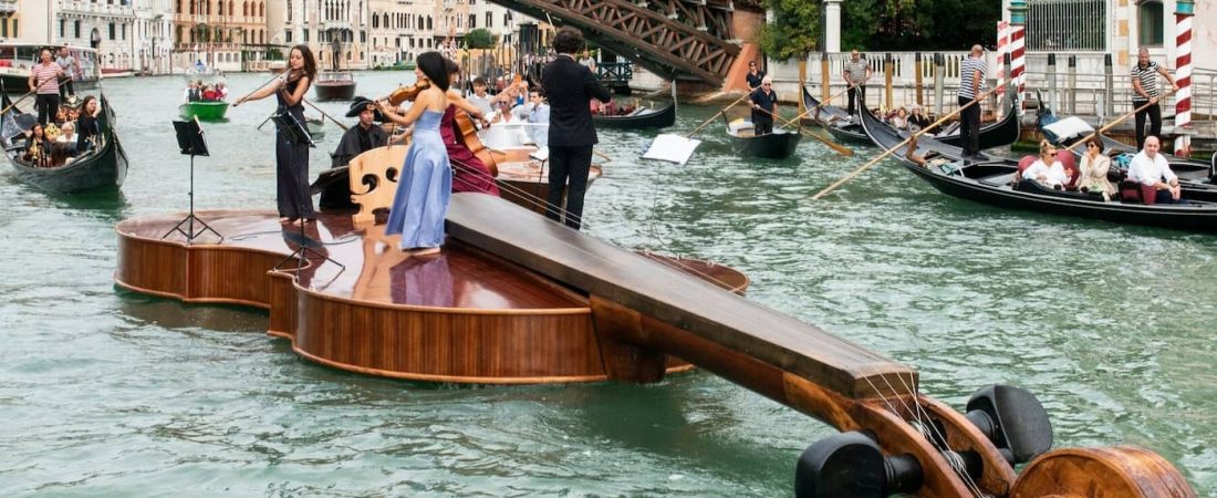 Un bote con forma de violín recorrió los canales de Venecia con un cuarteto de cuerdas a bordo