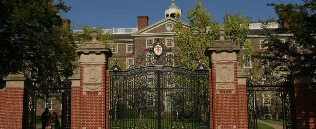 Brown-University-recomienda-a-estudiantes-internacionales-posponer-viajes-por-incertidumbre-intriper.jpg