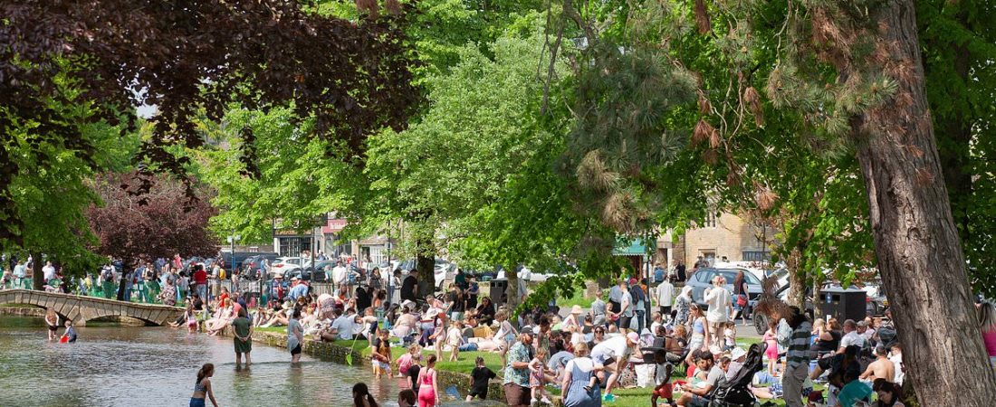 Burford-implementa-tarifas-para-reducir-el-turismo-masivo-en-Cotswolds-intriper.jpg