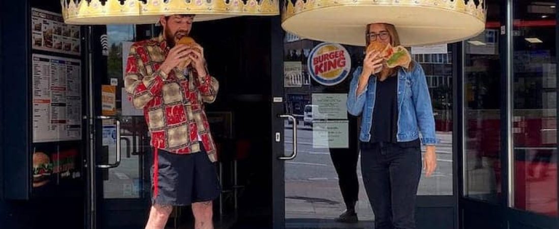 Burger King propone coronas gigantes de cartón para alentar el distanciamiento social en Alemania 1