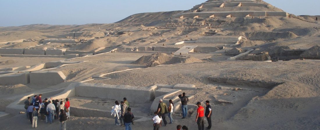 Turistas en Cahuachi.