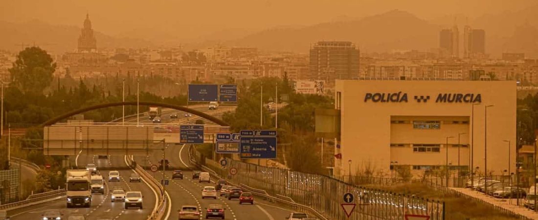 La Calima, el fenómeno meteorológico que tiñó de naranja la región sureste de España