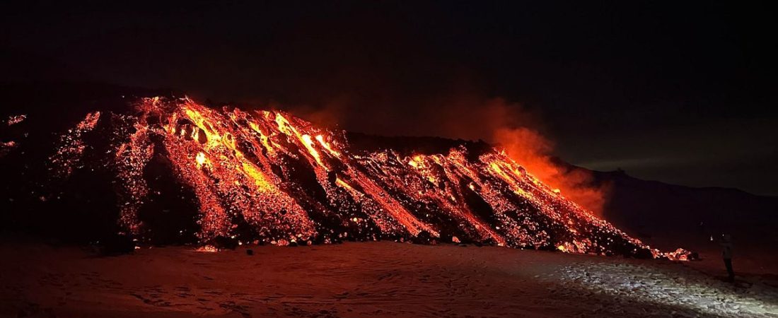 Caminar-por-el-Etna-en-erupcion-una-experiencia-llena-de-adrenalina-intriper.jpg