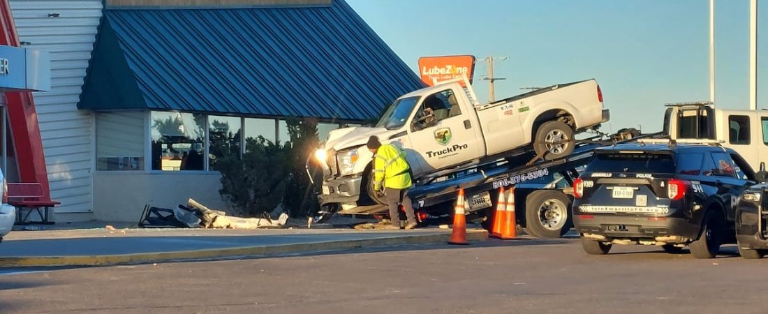 Camion-se-estrella-en-TA-Travel-Center-y-deja-un-herido-intriper.jpg