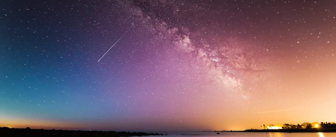 Un fotógrafo logró capturar el momento justo en que una estrella fugaz atraviesa el cielo en medio de una foto familiar