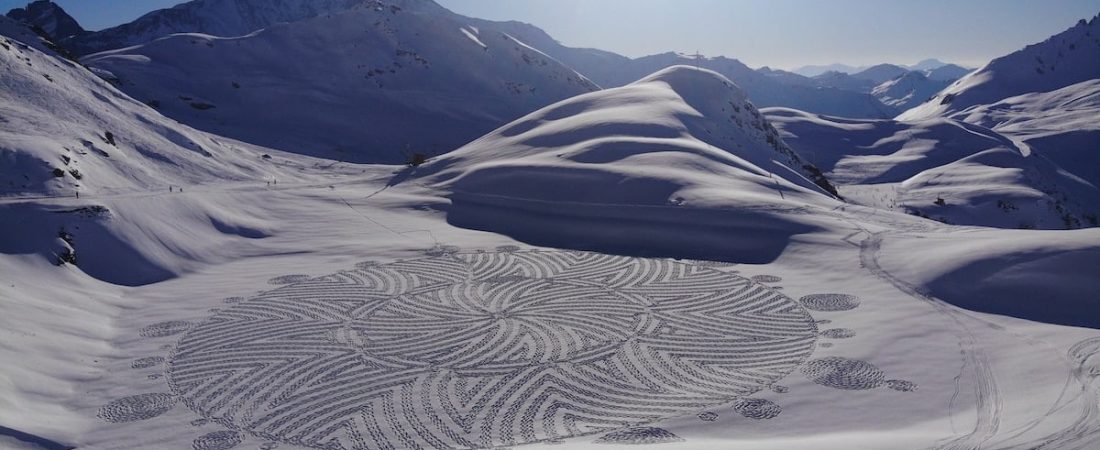 Cartógrafo camina durante horas en la nieve para crear arte con patrones geométricos-1