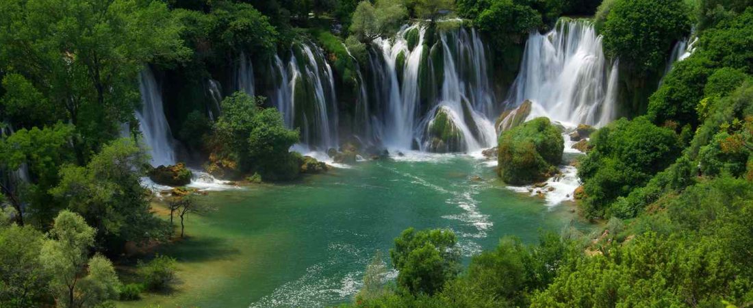 Cataratas-escondidas-en-Europa-con-aguas-turquesa-tipo-Bali-intriper.jpg
