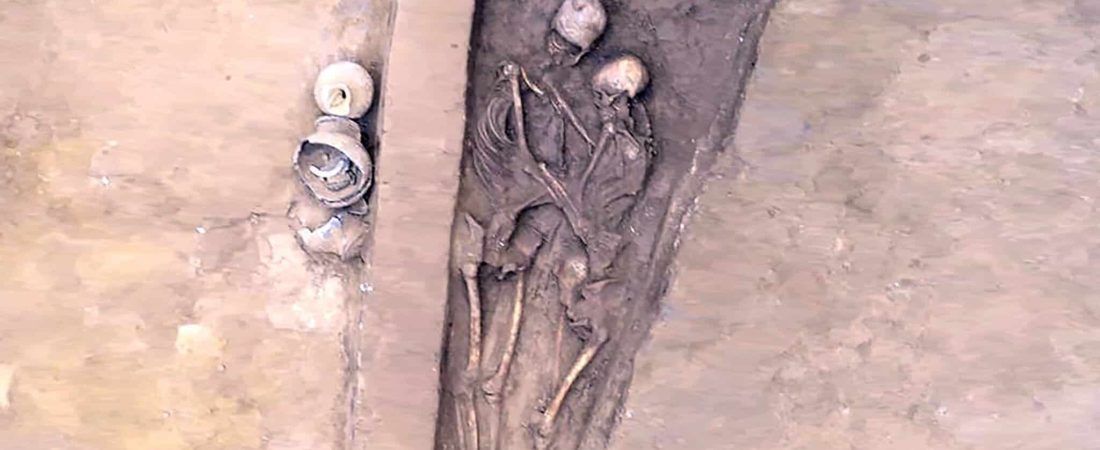 China-Hallan dos esqueletos que habrían estado abrazados por más de 1.500 años